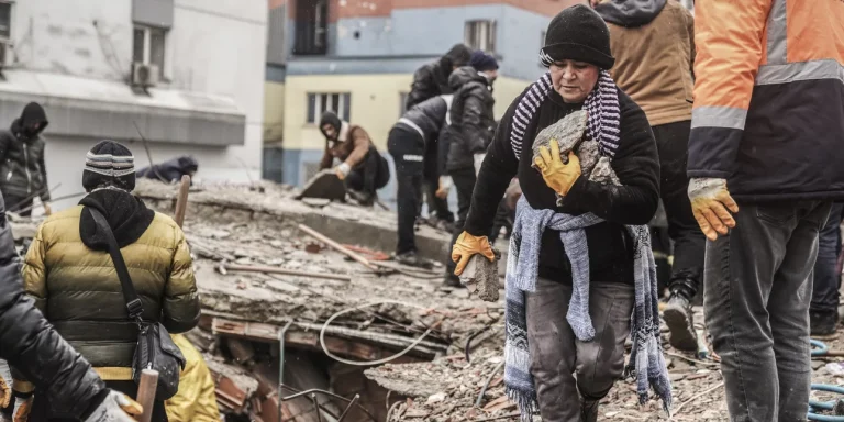 gynaika kouvalaei petres.jpg